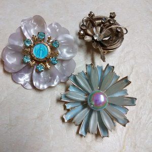 VINTAGE brooches pins lot of 3 Virgin Mary ?